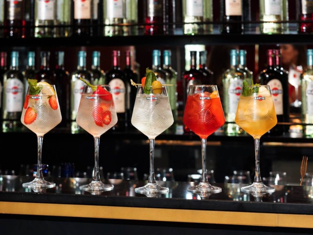 Martini e Crazy Pizza firmano l'aperitivo italiano dell'estate nelle mete più esclusive d'Europa tra cocktail e pizza